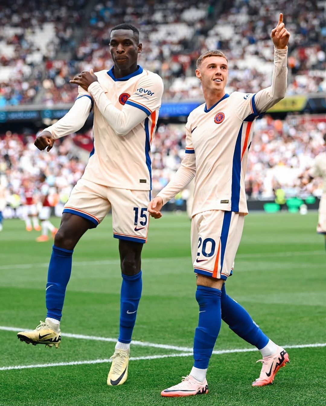 Atacante brilha, Chelsea goleia West Ham e assume vice-liderança na Premier League