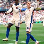 Atacante brilha, Chelsea goleia West Ham e assume vice-liderança na Premier League