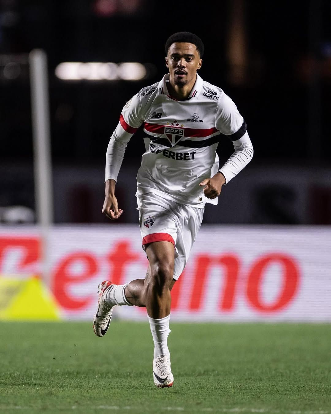 Lateral deixa o São Paulo e retornará a clube inglês; saiba detalhes
