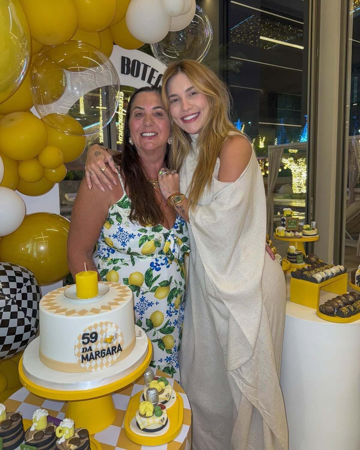 Em after party, mãe de Virginia Fonseca dorme com cerveja na mão: 'Não larga'