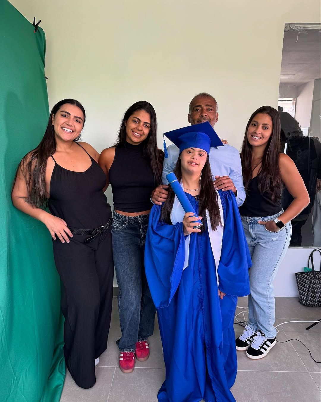Vídeo: Romário se emociona com discurso de filha com síndrome de Down em formatura