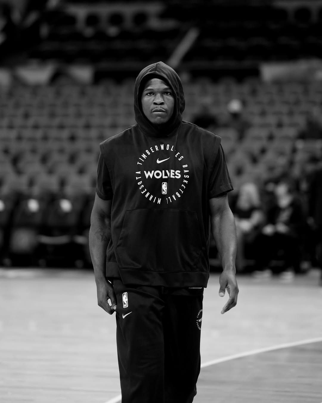 Jogador da NBA é multado em mais de R$ 300 mil por mostrar o dedo do meio; entenda