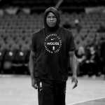 Jogador da NBA é multado em mais de R$ 300 mil por mostrar o dedo do meio; entenda