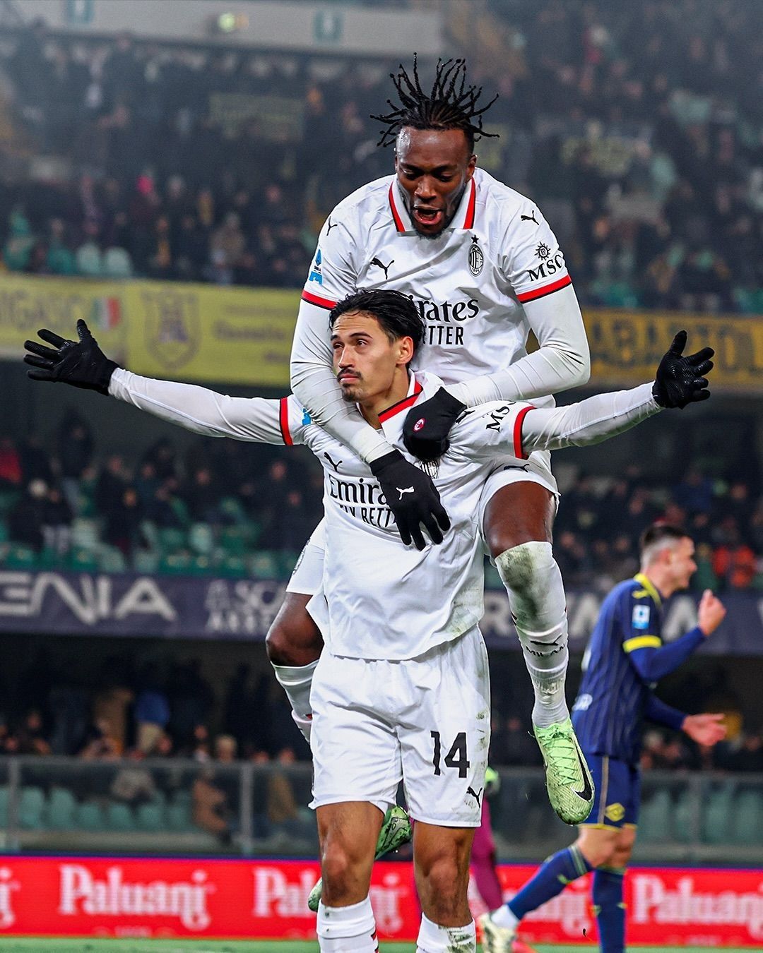 Milan vence Hellas Verona e encosta no G6 do Campeonato Italiano