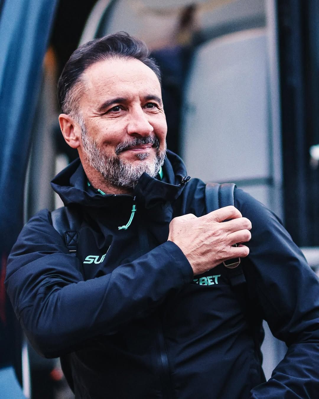 Premier League: Vitor Pereira exalta atacante brasileiro após gol olímpico