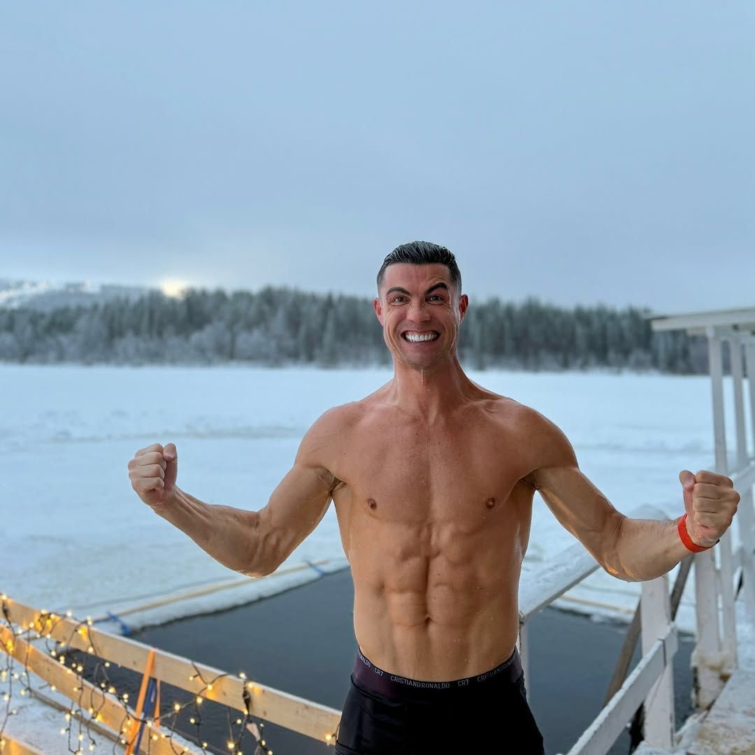 Cristiano Ronaldo entra em 'piscina congelante' no Polo Norte; assista