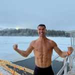 Cristiano Ronaldo entra em 'piscina congelante' no Polo Norte; assista