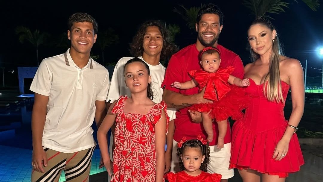 Papai Noel 'invade' Natal de Hulk, do Atlético, e brinca com crianças; assista
