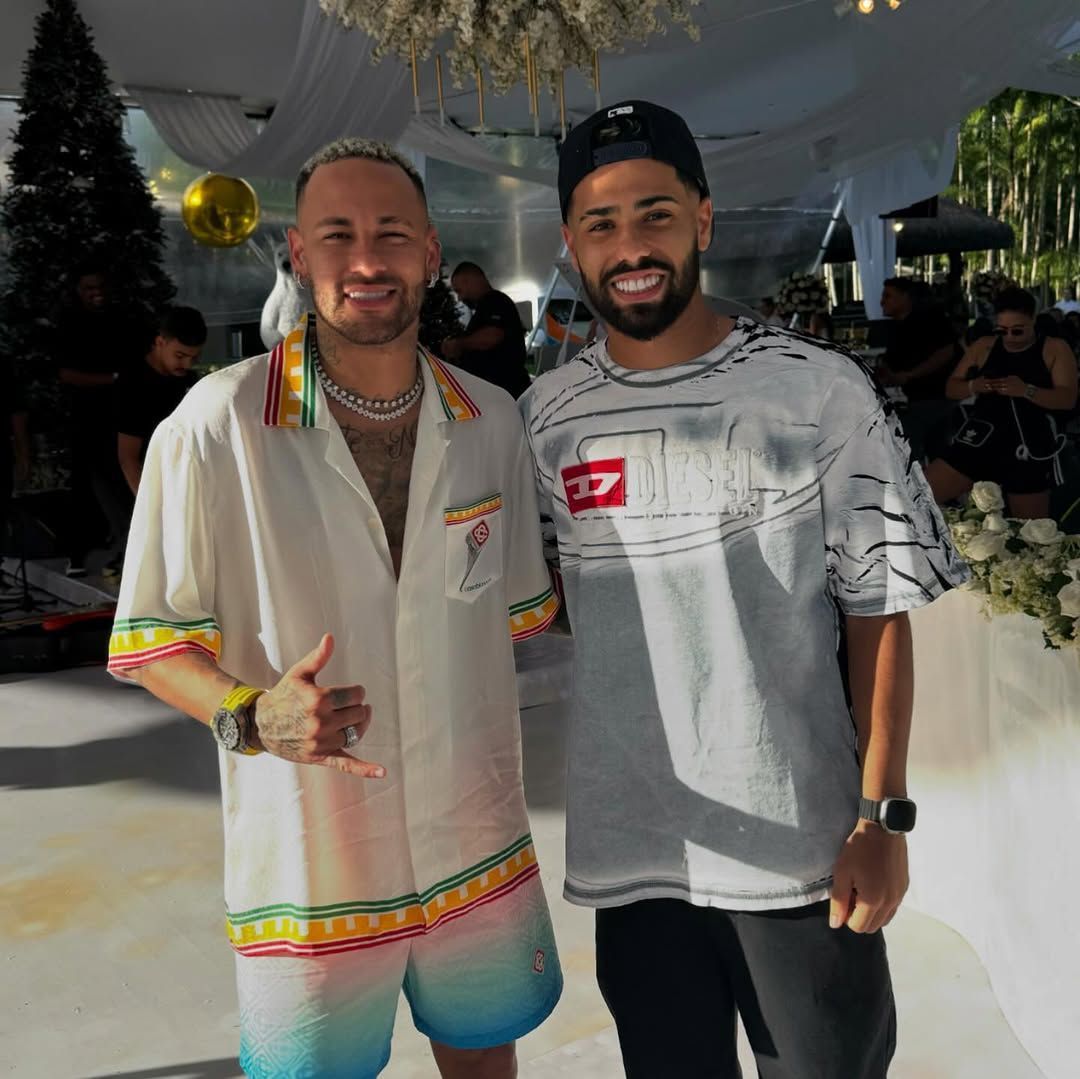 Campeão pelo Atlético marca presença em chá-revelação de Neymar; veja fotos