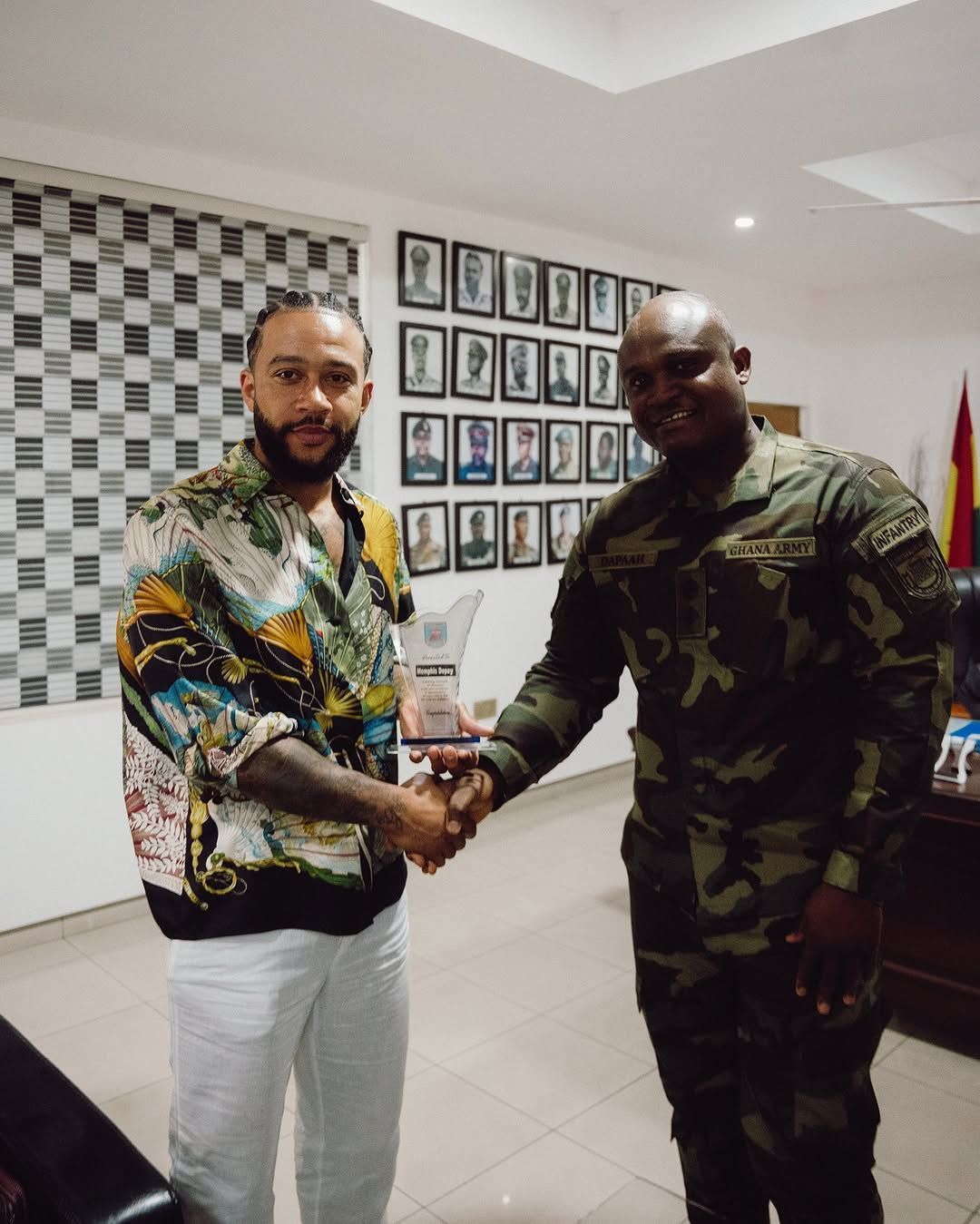 Memphis Depay, do Corinthians, posta foto armado em visita ao Exército de Gana