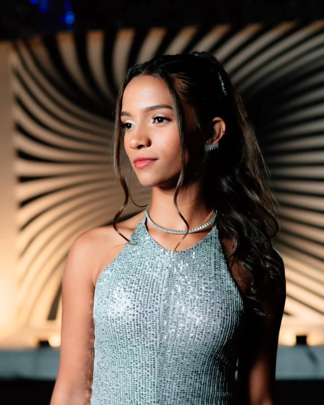 Rayssa Leal completa 17 anos em festa com amigos e familiares; veja vídeo