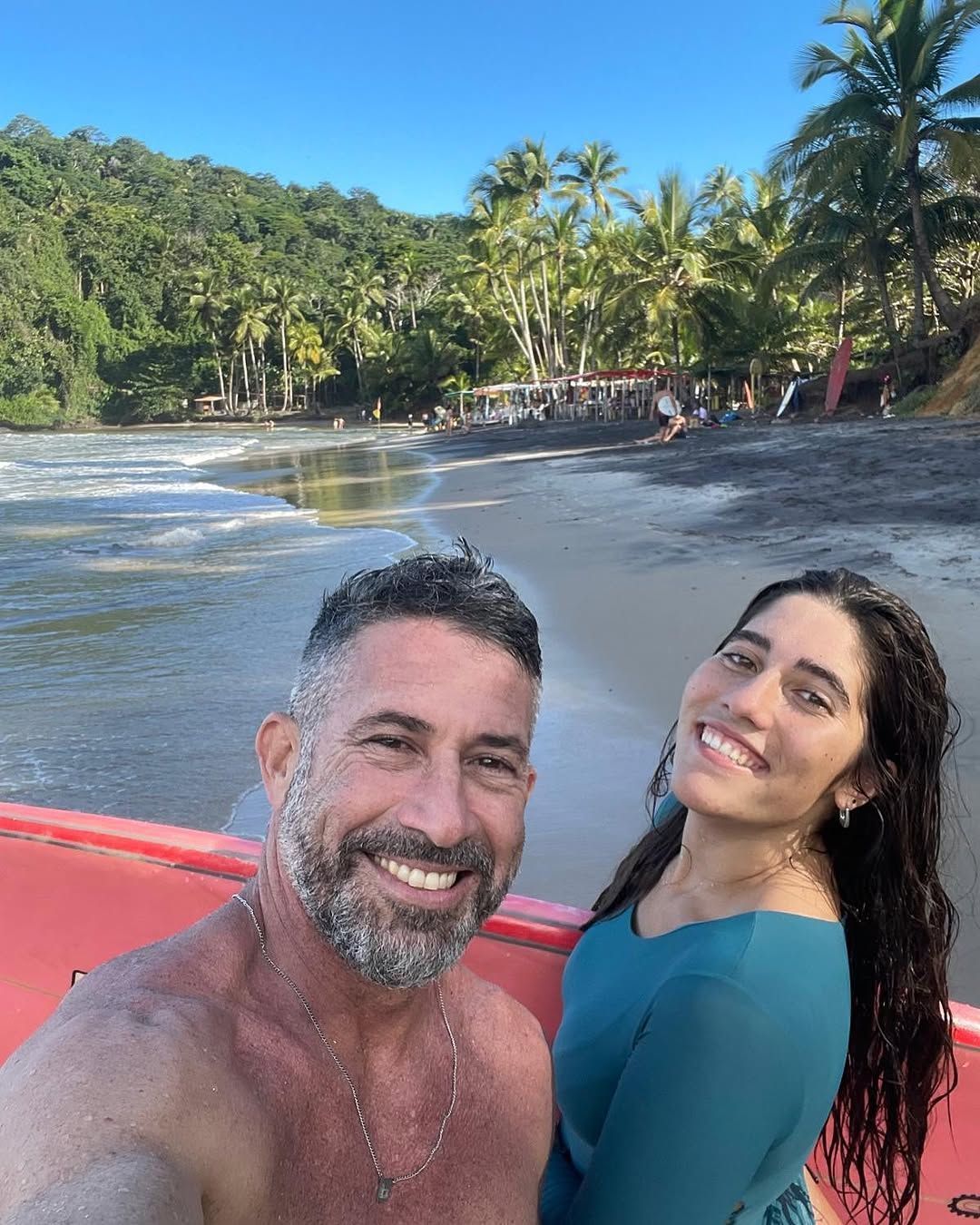 Surfista brasileiro lamenta morte de filha de 19 anos em acidente no Havaí