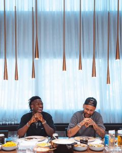 Vinicius Júnior e Neymar tomando café da manhã