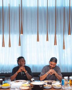 Vinicius Júnior e Neymar tomando café da manhã