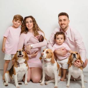 Diogo Jota ao lado da esposa Rute Cardoso e seus três filhos
