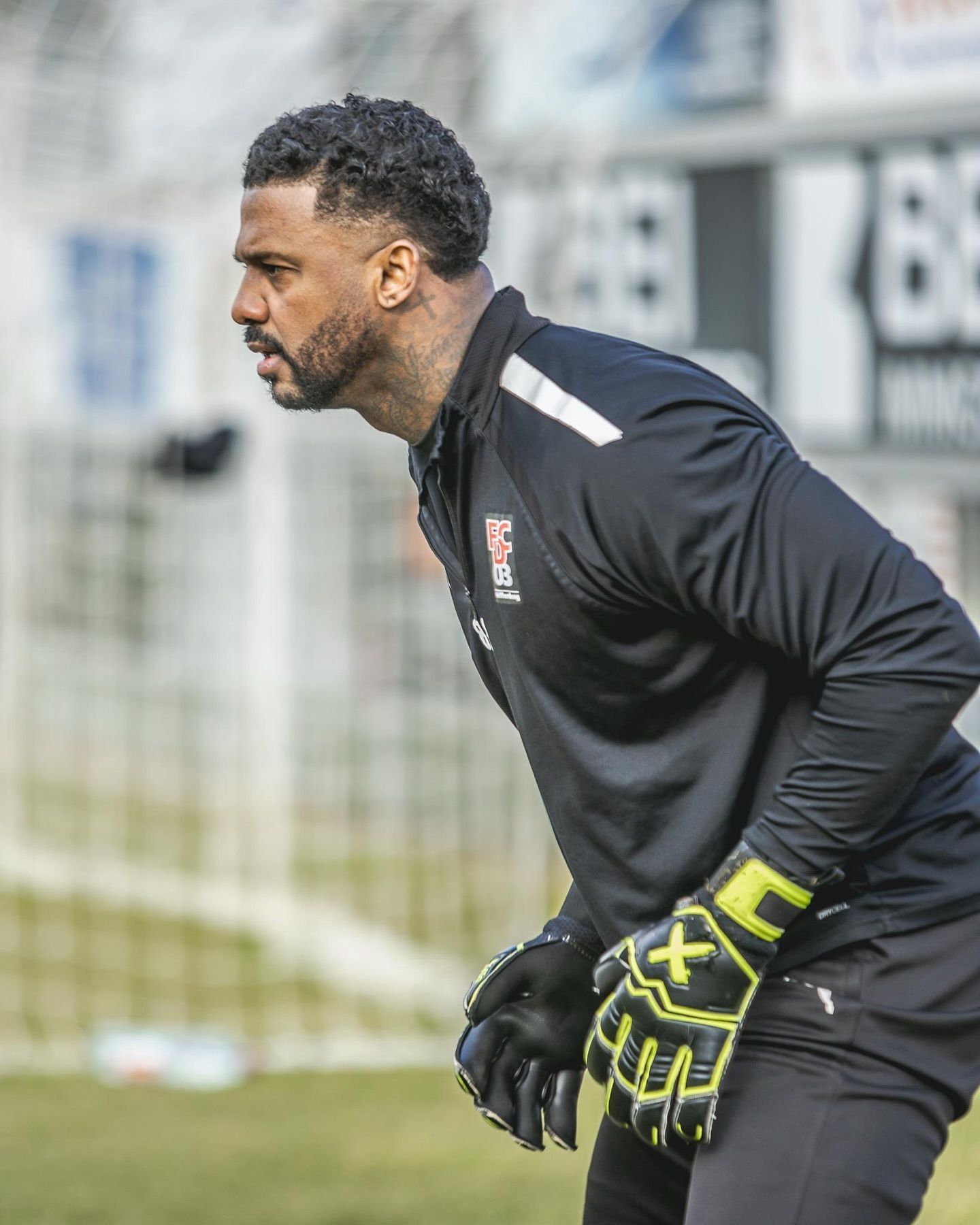 Ex-Corinthians se torna 4º goleiro com mais minutos sem sofrer gols na história