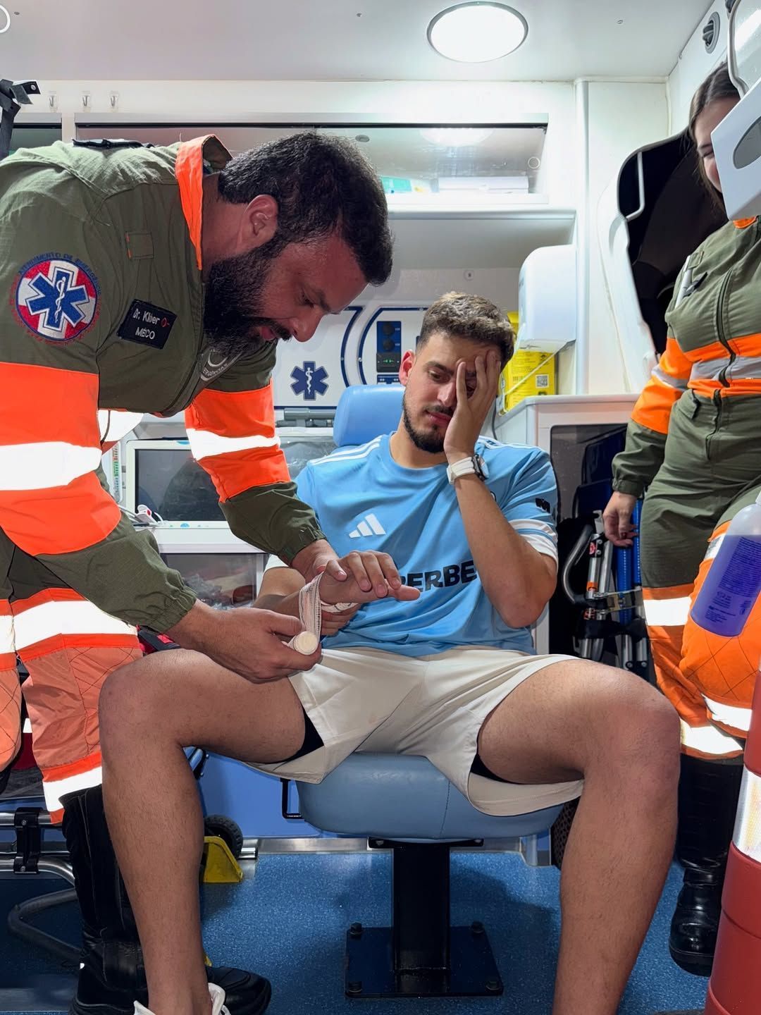 Jon Vlogs quebra TV de cabine da Kings League com soco e acaba em ambulância
