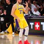 Doncic brilha, Lakers vencem Timberwolves e empatam série nos playoffs da NBA