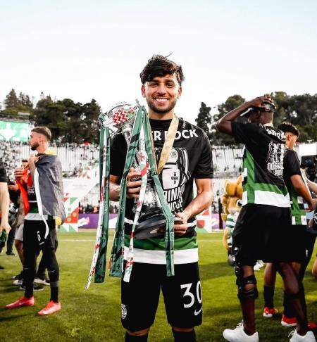 Biel com o troféu da Taça de Portugal, conquistada com o Sporting