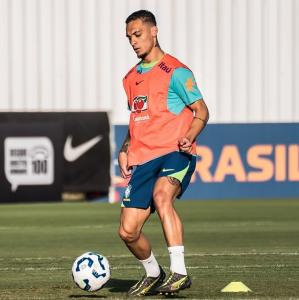 Antony, do Manchester United, em treino com a Seleção Brasileira