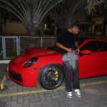 Júnior Santos, do Atlético, posa com Porsche avaliado em quase R$ 1 milhão; veja fotos