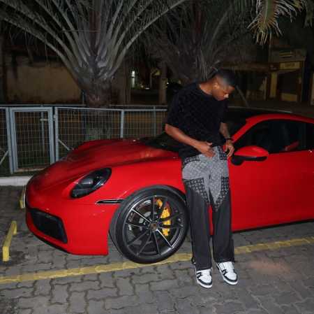 Júnior Santos, do Atlético, com seu Porsche 911 Carrera