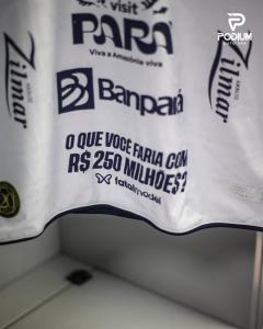 Camisa do Remo com mensagem da Fatal Model para partida contra Athletico