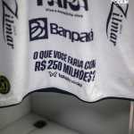 Fatal Model ‘cutuca’ Athletico com mensagem em camisa do Remo; entenda