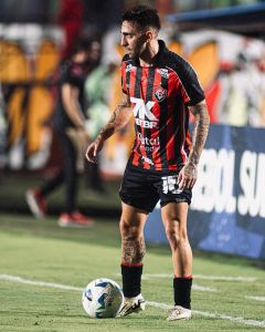 Gustavo Silva em ação pelo Vitória