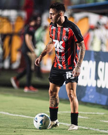 Gustavo Silva em ação pelo Vitória