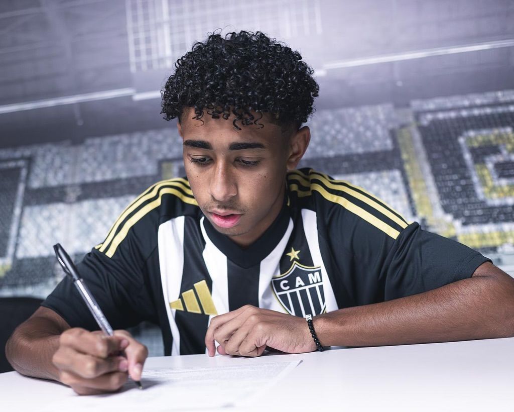 Joia da base do Atlético reage a contrato com multa de R$ 389 milhões