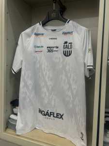 Camisa do Galo Maringá, time que Atlético tenta impedir uso da marca "Galo"