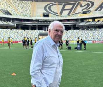 Rubens Menin, sócio majoritário da SAF do Atlético, acompanhando o treino do time na Arena MRV