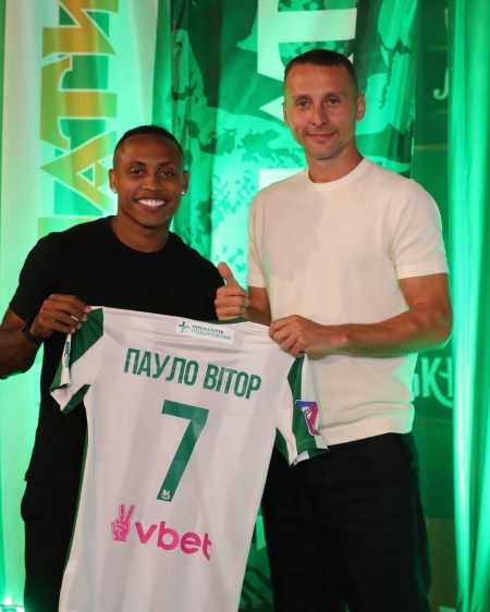 Paulo Vitor, ex-Cruzeiro, sendo apresentado no Karpaty Lviv