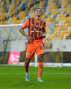 Ex-Atlético e Corinthians, Pedrinho comemora gol pelo Shakhtar Donetsk