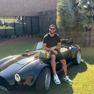 Hulk posa ao lado de seu TMC Shelby Cobra 1986