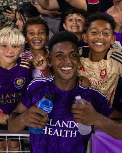 Alex Freeman, jogador do Orlando City, ao lado de torcedores mirins