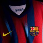 Barcelona lança camisa em homenagem a atuação histórica de Ronaldinho Gaúcho