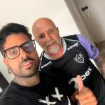 Jorge Sampaoli faz tatuagem gigante com 'mentor' dos mosaicos da torcida do Atlético