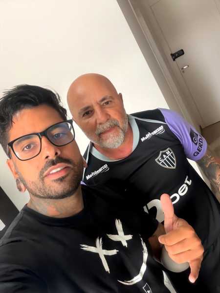 Tatuador Thiago Scap com Jorge Sampaoli, técnico do Atlético