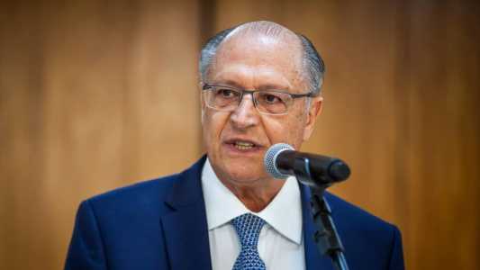 "Só faltam os juros escandalosos caírem", diz Alckmin sobre economia brasileira.