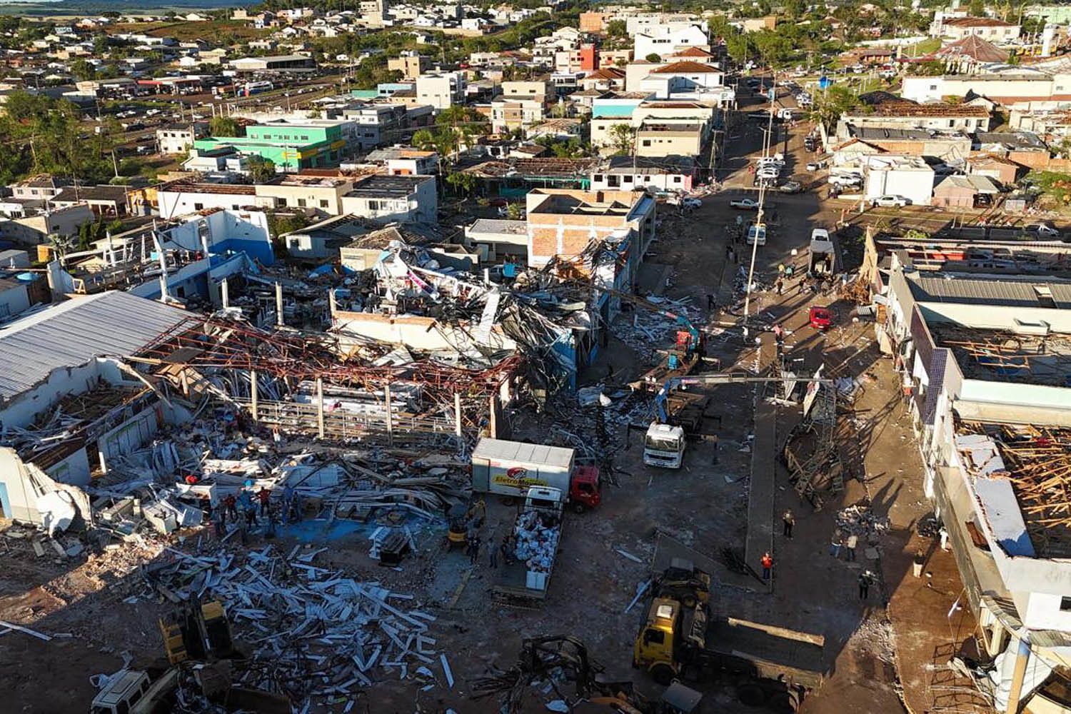 Sobe para sete o número de mortos após tornado que devastou cidades do Paraná