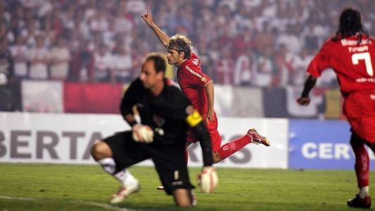 Sóbis marcou os dois gols da vitória na ida da final da Libertadores em 2006