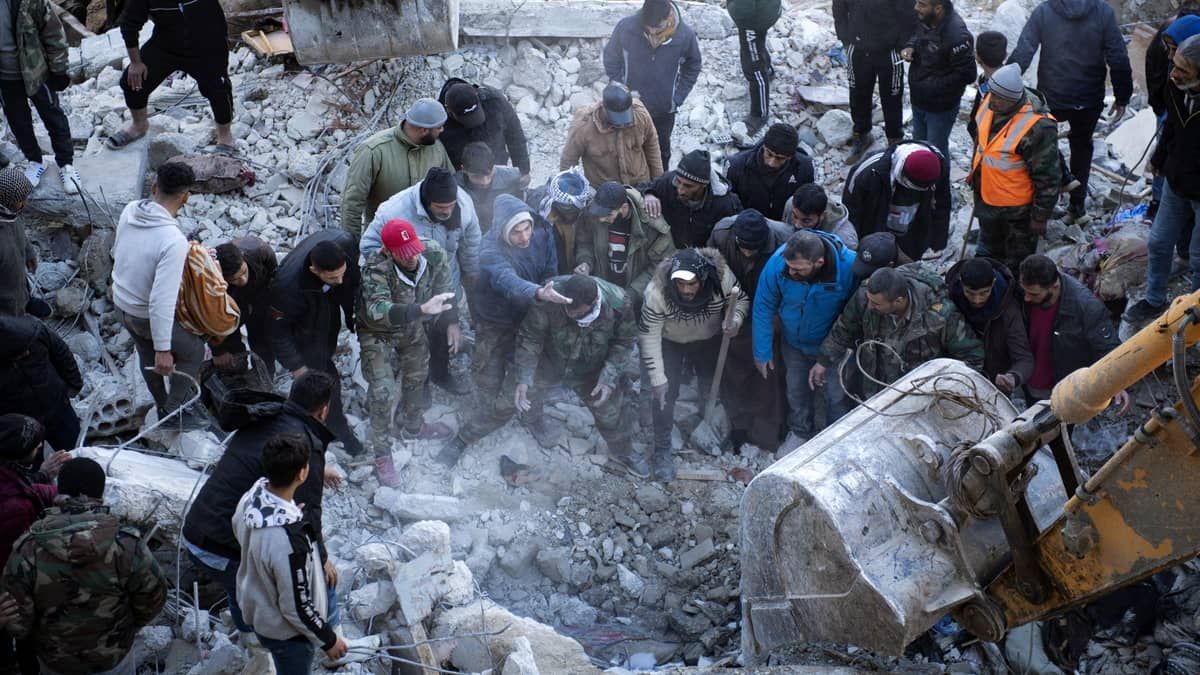 Esperança de encontrar sobreviventes de terremoto na Turquia e na Síria é cada vez menor; mortes superam 20 mil