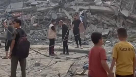 Sobreviventes em Gaza observam destroços de prédio bombardeado por Israel