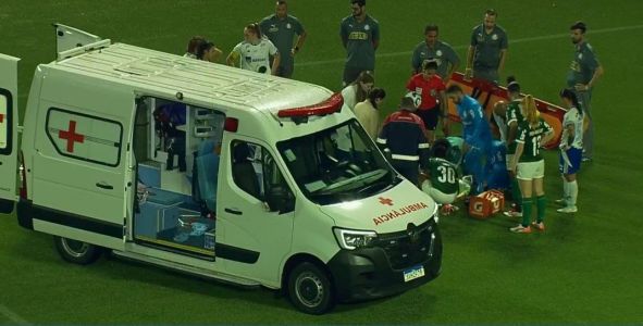 Goleira do Palmeiras deixa campo de ambulância