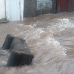 Vídeo: chuva forte em Contagem (MG) alaga avenidas e até arrasta sofá