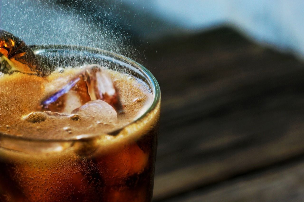 Coca-cola com chumbinho: homem tenta envenenar e colar a boca da mulher com Super Bonder