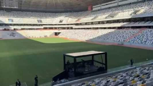Sol forma escudo do Galo ao incidir na arquibancada da Arena MRV