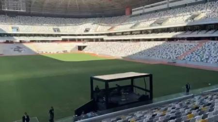 Sol forma escudo do Galo ao incidir na arquibancada da Arena MRV